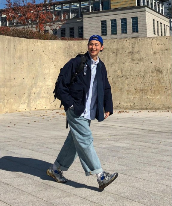 夹克配修身或者直筒牛仔裤,黑色夹克外套搭配深灰色牛仔裤