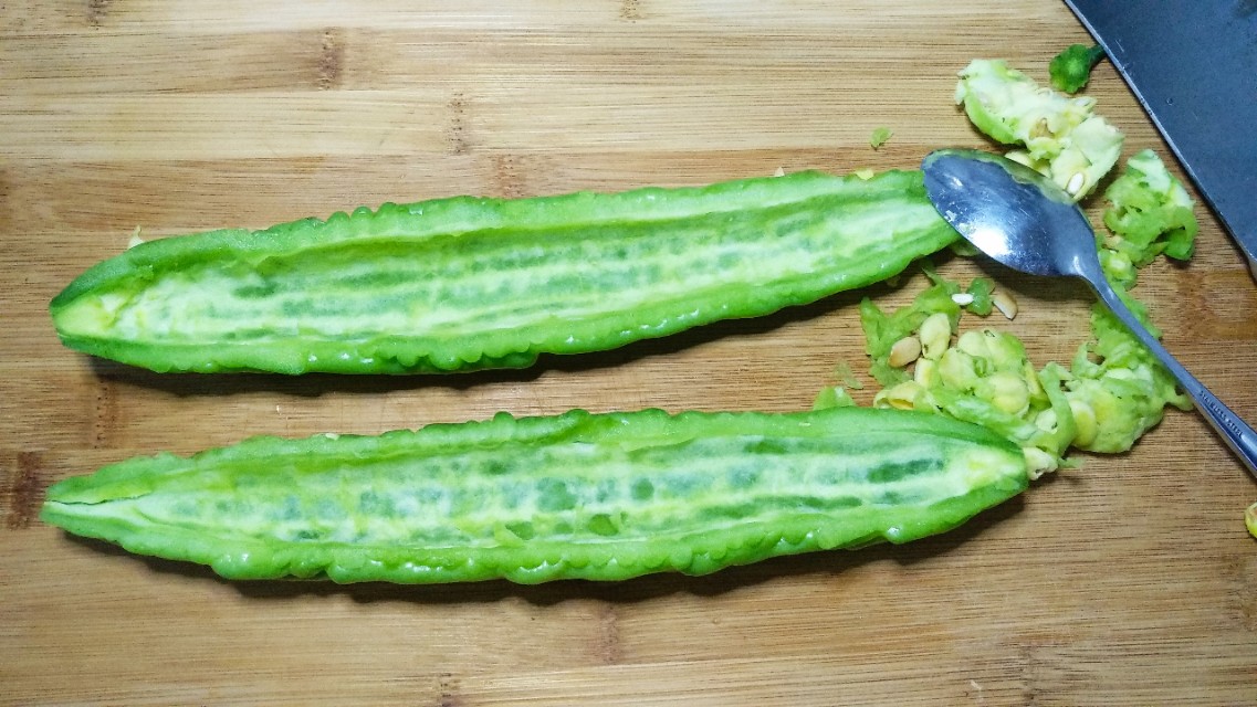 咸鸭蛋太咸了怎么能让它不咸,咸鸭蛋太咸了怎么做饼