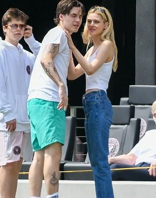 贝嫂和小贝当街亲吻甜腻了！大小准儿媳同框比拼，二儿子女友太美