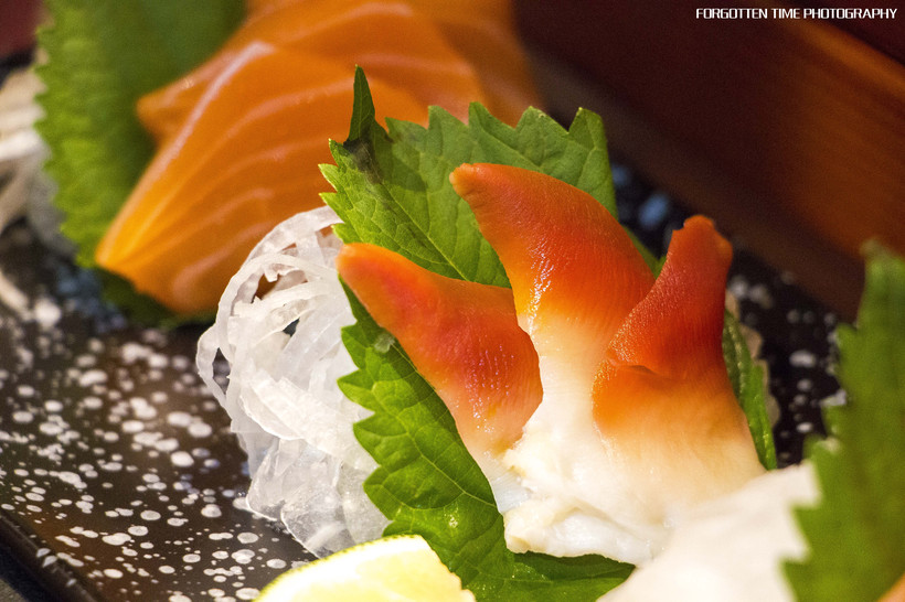 等待烤盘上的肉，就像是异地恋的情侣，看得见却吃不到