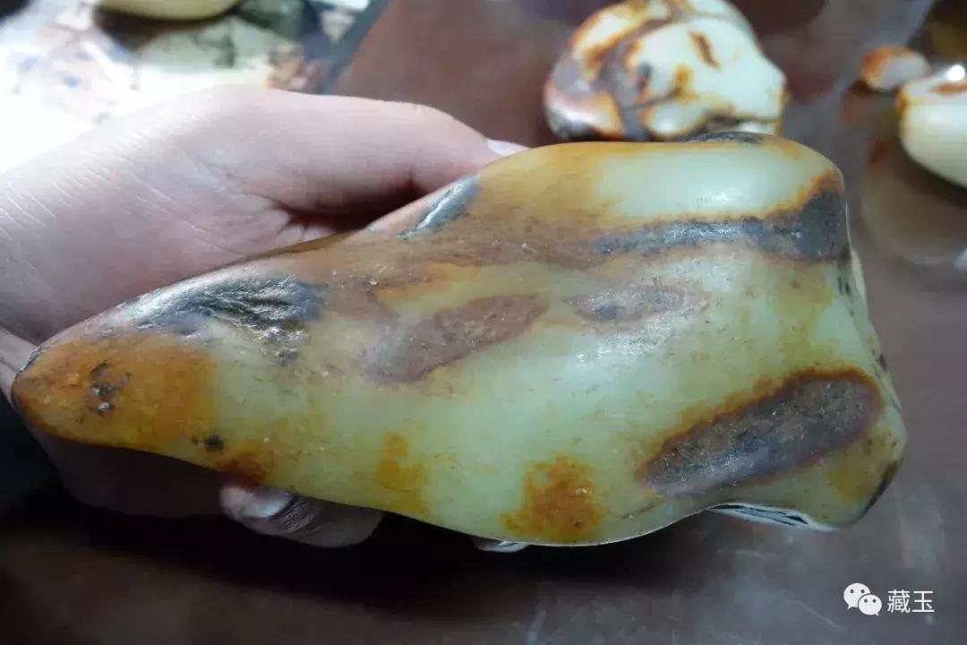 和田玉俄料值不值得入手,和田玉籽料和俄料到底有什么区别