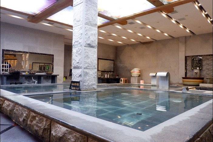 青岛-金水汤泉不到20元享浴资通票，多种泡汤桑拿休闲儿童乐园