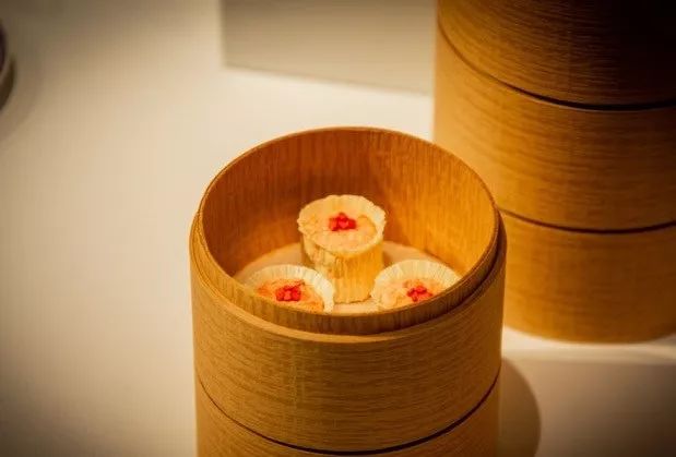 纸扎登上巴黎设计周,巴黎时装周纸扎