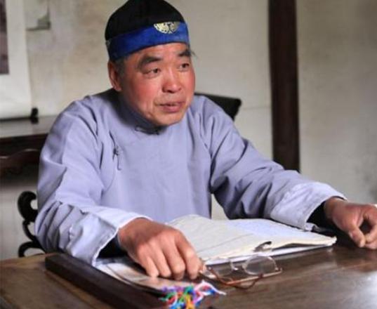 先生出上联:“驼背桃树倒花开,黄蜂仰采”,学生下联被赞,绝妙