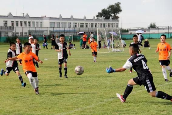 8岁小孩足球青训外国训练视频,足球萌娃小将