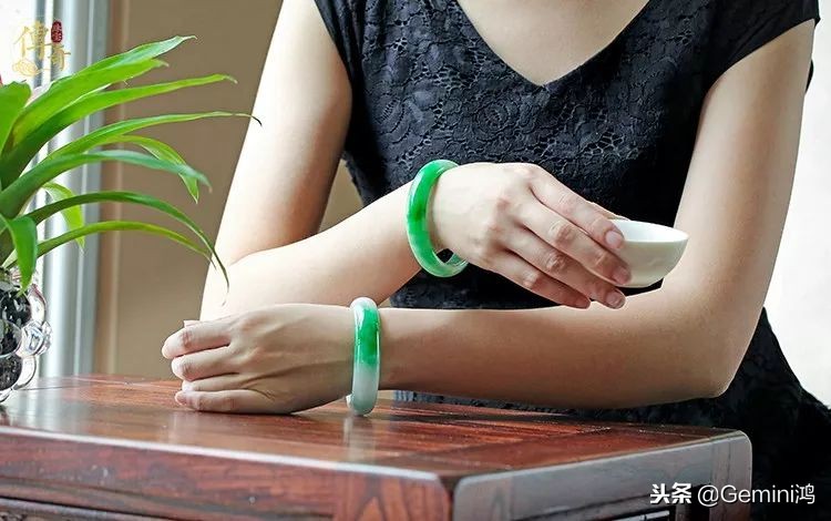 冰飘花翡翠手镯好处,戴翡翠手镯对身体有什么好处