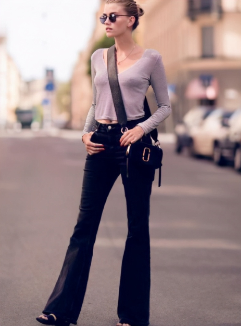 风衣搭配黑色九分直筒裤,中款风衣搭配微喇叭裤