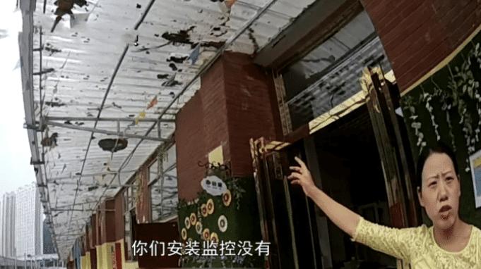 23灞傞珮绌轰涪閰掔摱鐮稿埌浜轰簡,妤间笅鎺夎惤鐗╁搧鐮歌惤闆ㄦ