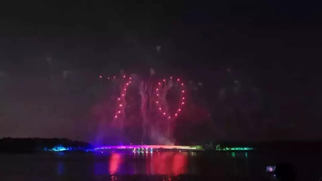深圳湾焰火跨年,深圳湾1号烟花焰火表演