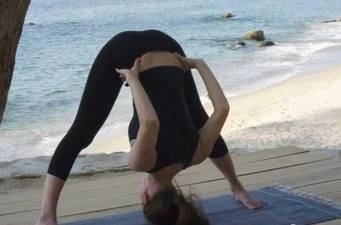 常做这个瑜伽体式，延缓面部松弛下垂！减少法令纹