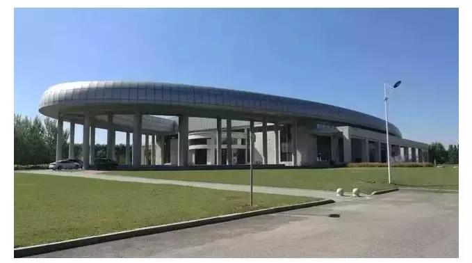 游泳池是夏季避暑的好地方,夏天去游泳馆避暑