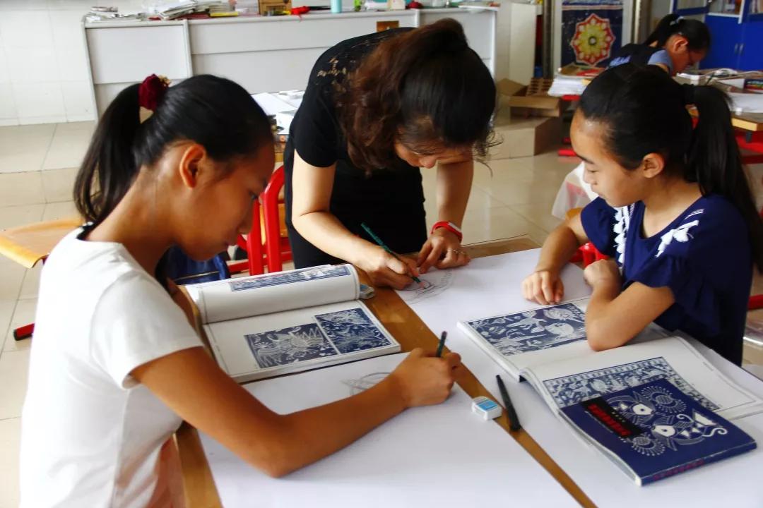 一幅新年主题画小学生,小学生新春祝福美术画