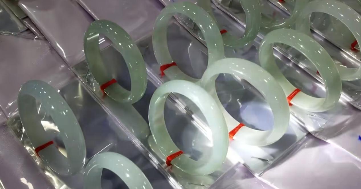 缅甸翡翠摆摊记,缅甸淘翠直播间手镯