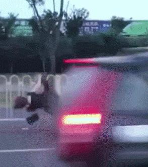 搞笑斑马线段子,搞笑斑马线不礼让行人