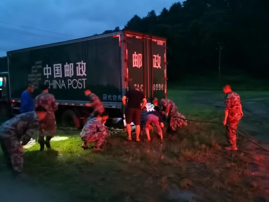 易捷便利店品牌,一起看兵哥哥们的视频