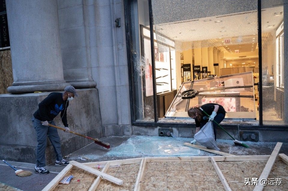 美国一家耐克店一分钟内被抢光！黑人妇女抱着抢来的鞋欢呼