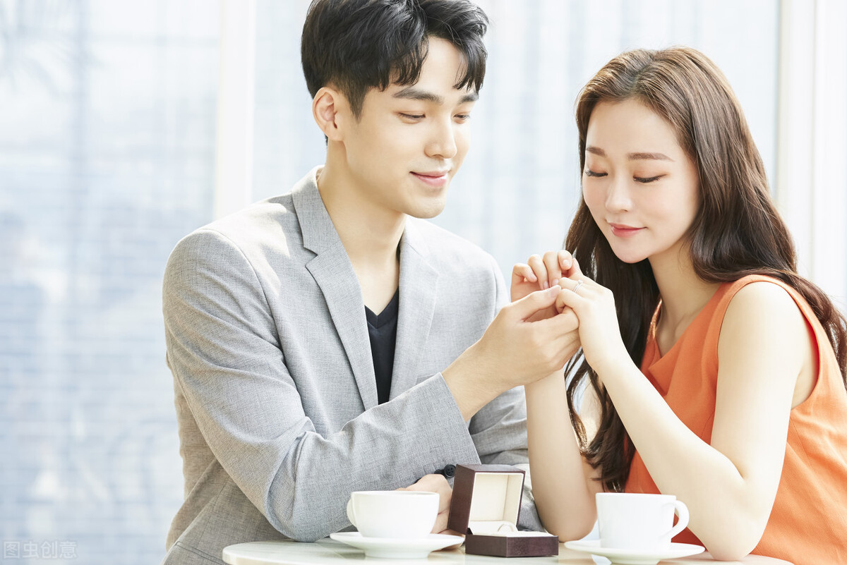 当一个女人开始冷落你该怎么办呢,当女人突然冷落你的时候