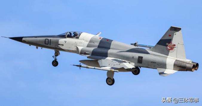 飞行员右眼前面的小镜片才是F-22的杀手锏：导弹发射前可反向锁定