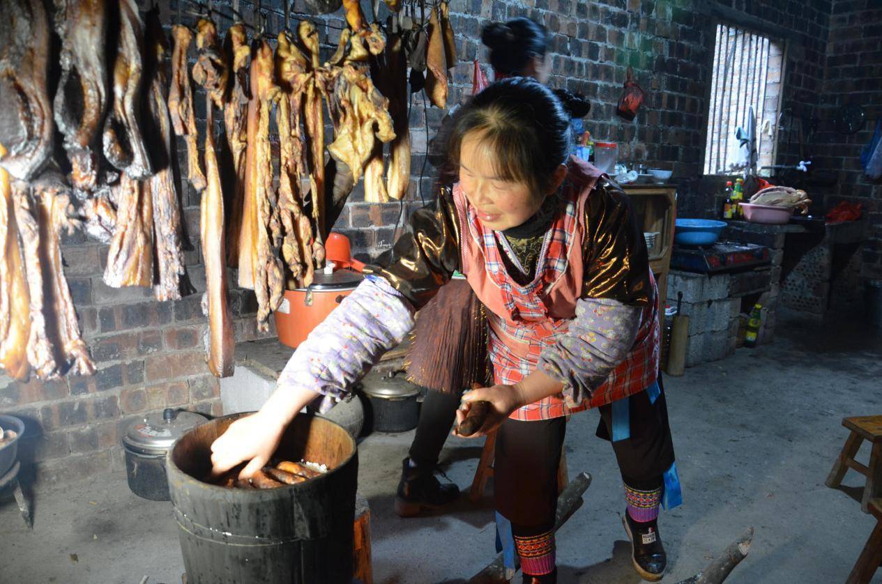 为报陌生大姐一饭之恩，亿万富豪苦寻20年，携百万支票登门道谢