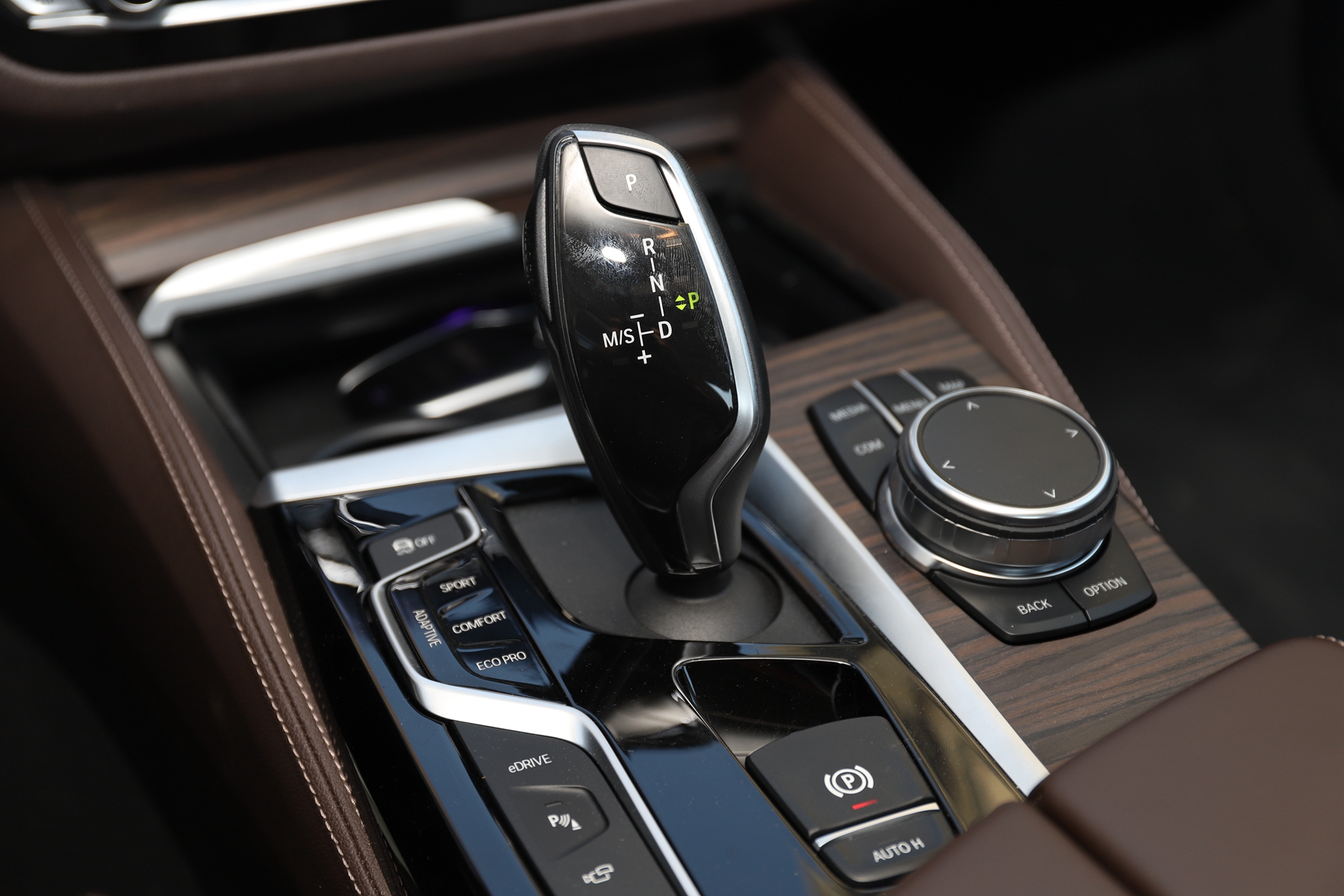 这一代宝马5系操控感怎样,宝马5系直列6缸2.5发动机油耗高