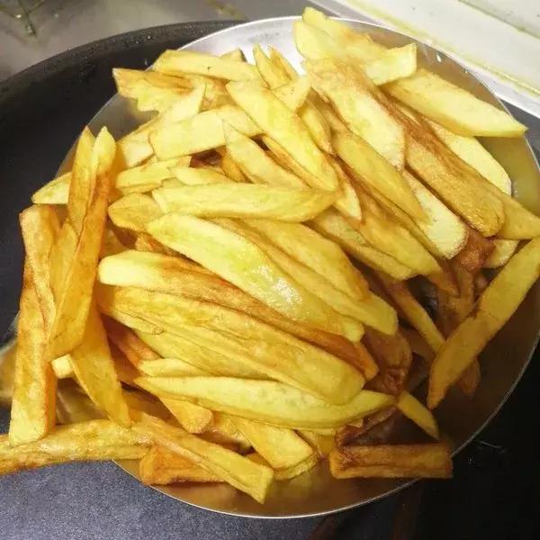 在家里做薯条吃又干净又卫生,孩子自己动手做薯条又简单又好吃