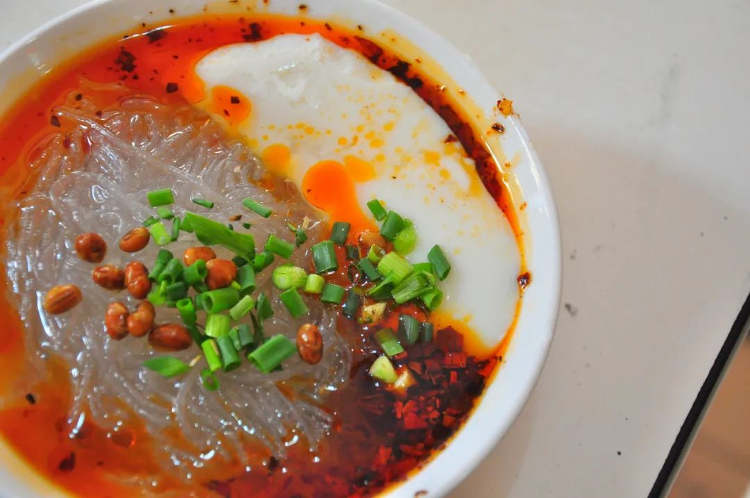 一碗嫩滑鲜香的自贡豆腐脑水粉,还有川北凉粉芽菜包子,至今想念
