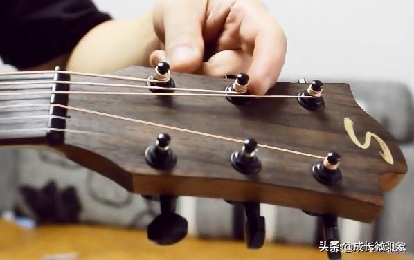民谣吉他琴弦更换教程,民谣吉他更换琴弦详细教程