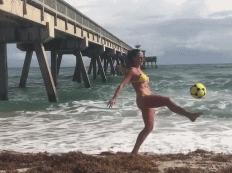 内马尔街头足球pk女足,内马尔和女足训练时的图片