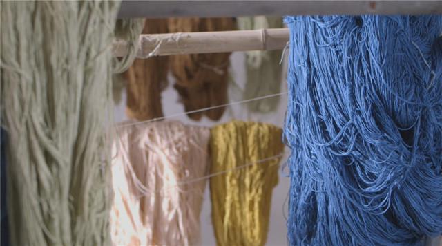 编织一块一块的拼接地毯视频,十分钟教你编织圆形地毯