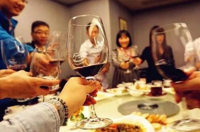 和别人吃饭时的社交规则,社交潜规则15条