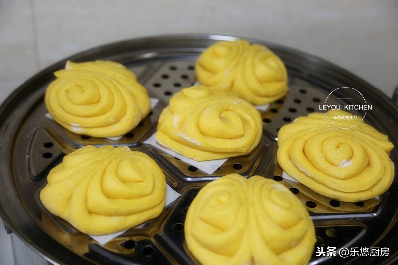 用筷子一卷的花卷,筷子压花卷做法