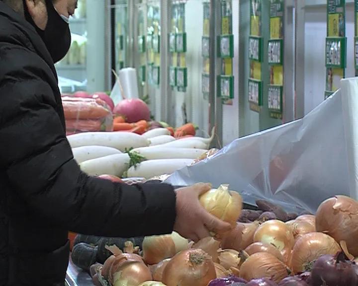 记者暗访居民小区疫情防控工作,采访路人对防疫的看法