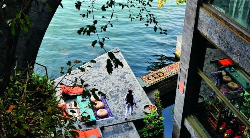 杨丽萍3500万宫殿整改后再吸金，一杯咖啡100元，只能参观一小时