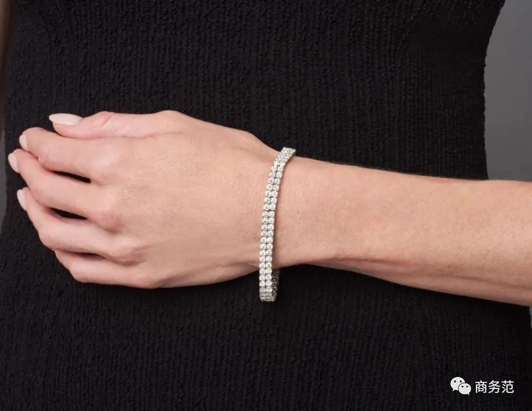 孟晚舟的穿搭首饰,孟晚舟戴的是新款梵克雅宝吗