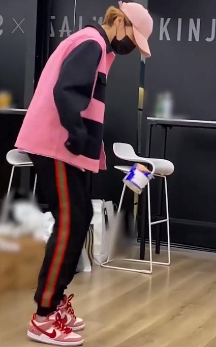 鹿晗黄子韬舞台排练打闹,鹿晗黄子韬被吓一跳