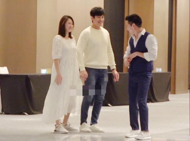 陈乔恩穿着时尚出席活动,陈乔恩盛装打扮