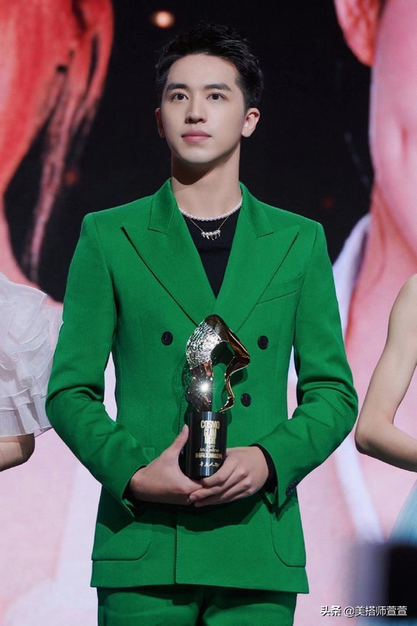 许魏洲牛仔外套穿搭,许魏洲现身活动黑色西装英气撩人