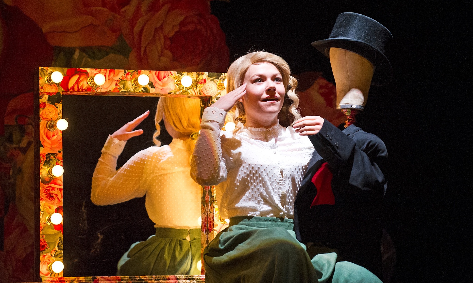 以戏剧为鉴，浅谈英国“女同性恋群体”陷入隐秘的本体论困境原因