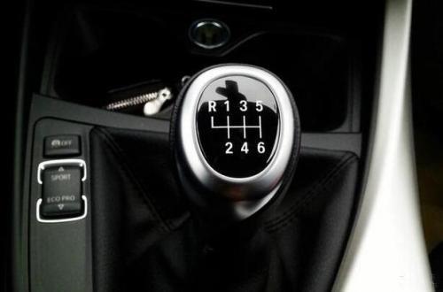 科三考试离合器踩多久不合格,考驾照踩离合