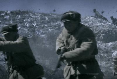 “三三制”拍出来不好看？密集冲锋的“人海战术”就好看了吗？