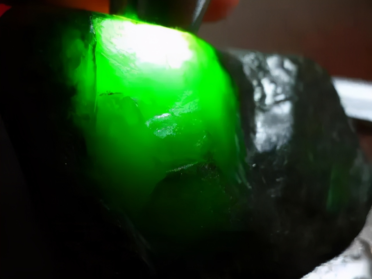 翡翠原石新手必看,如何在翡翠原石皮壳上看有没有棉