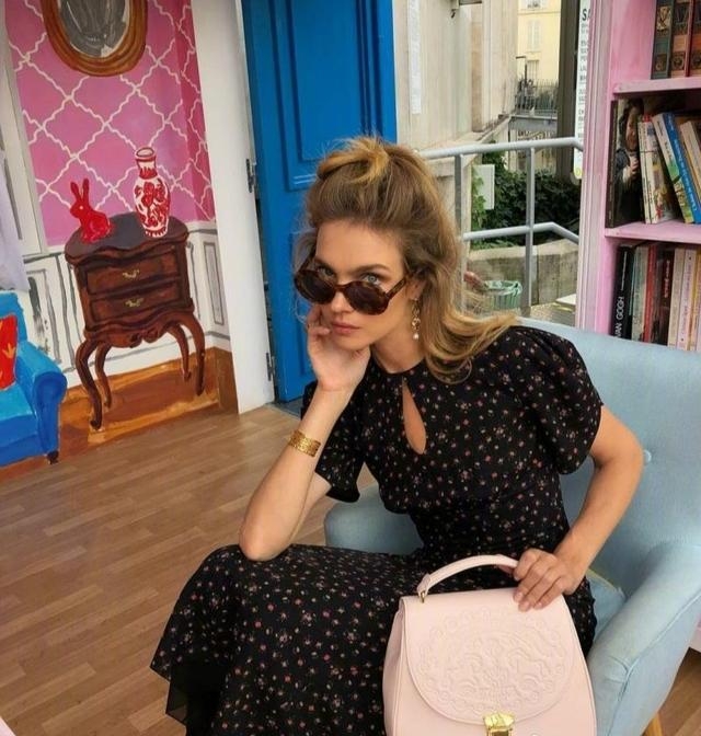 Lv太子妃人生开了挂,穿开叉裙大秀模特长腿,衣品太赞