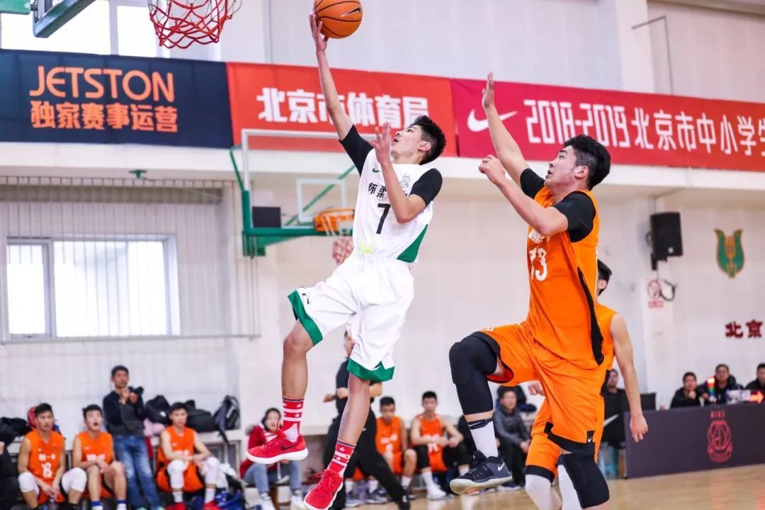 新·十六强齐亮相高中赛场见*力暴**隔扣丨18-19耐克高中联赛