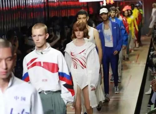 李宁几年前的走秀款！放现在也不过时