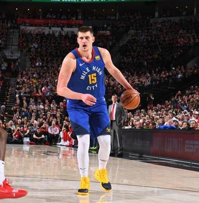 约老师横扫浓眉,美国媒体谈约老师