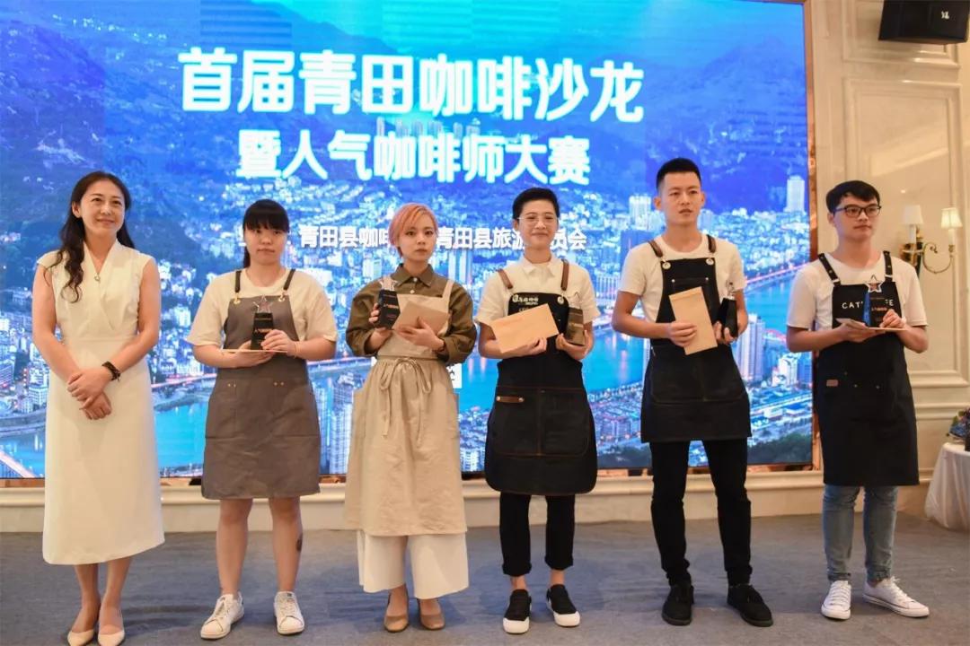 每天要喝掉两杯奶茶,每天要喝2000ml咖啡