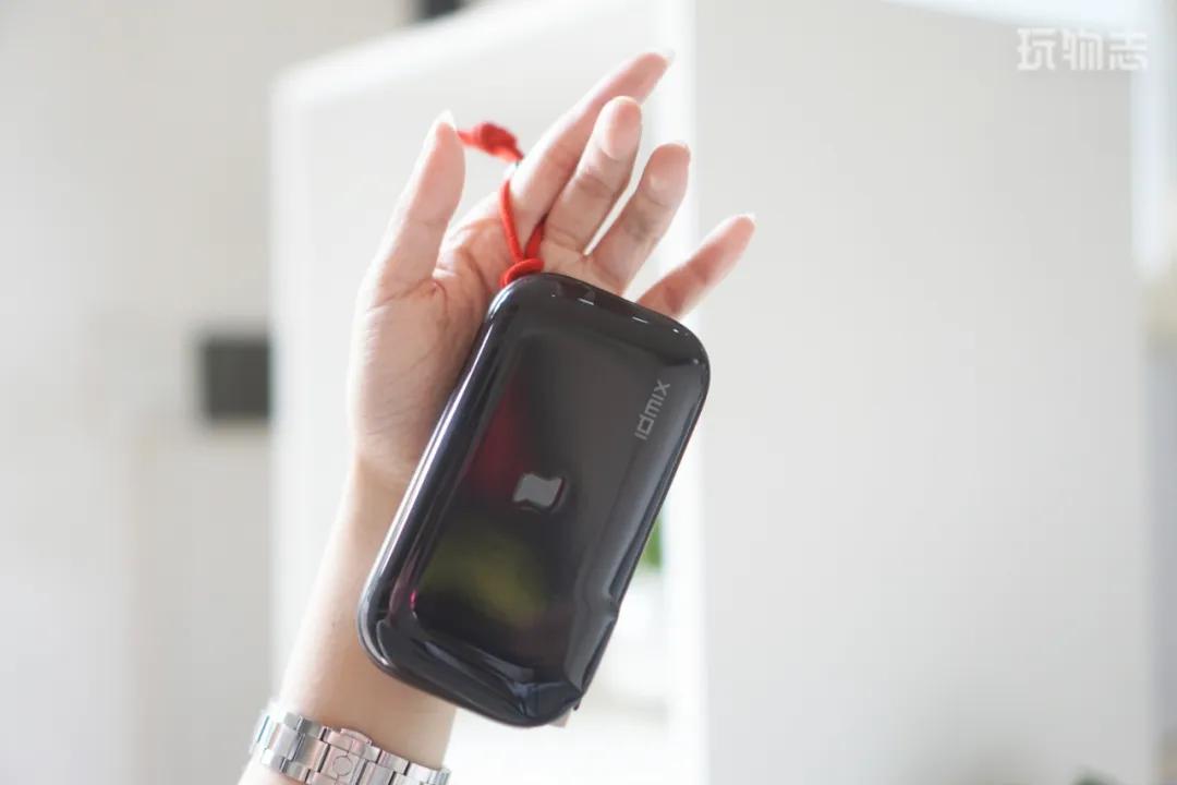 多功能充电宝任何设备都可以充电,三合一充电宝自带充电头