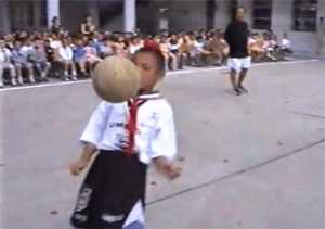 炫得不得了!武磊十岁花式颠球视频曝光,从小就有“球王”风范