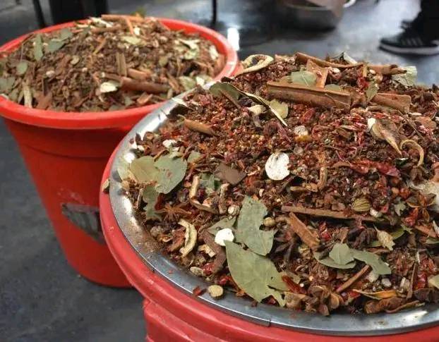 70后大妈坚持做烧鸡20年，在当地成为一绝，一天要卖800只