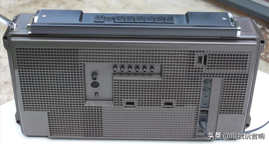 这是一款80年代根德公司推出的Satellit2400SL多波段便携式收音机